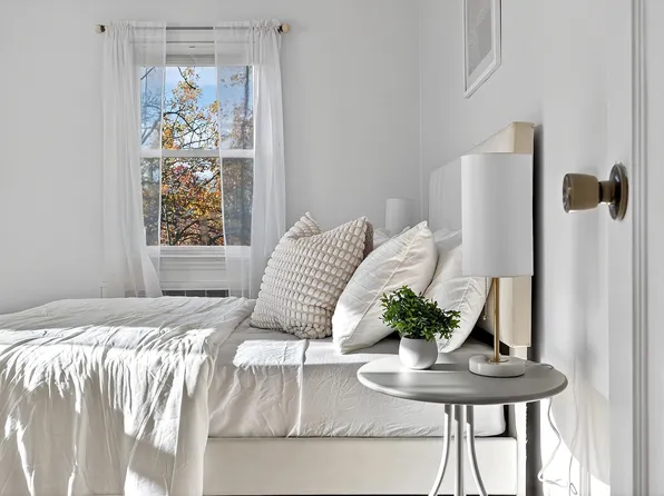 7 Roosevelt Terrace image 24 of 49