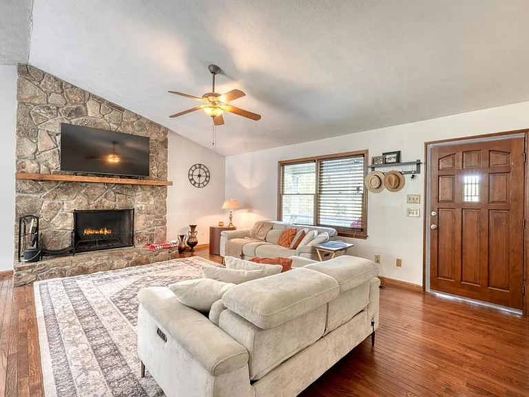 1085 Jones Creek Rd — Photo 10