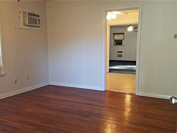 4th image of 130 E Holland St