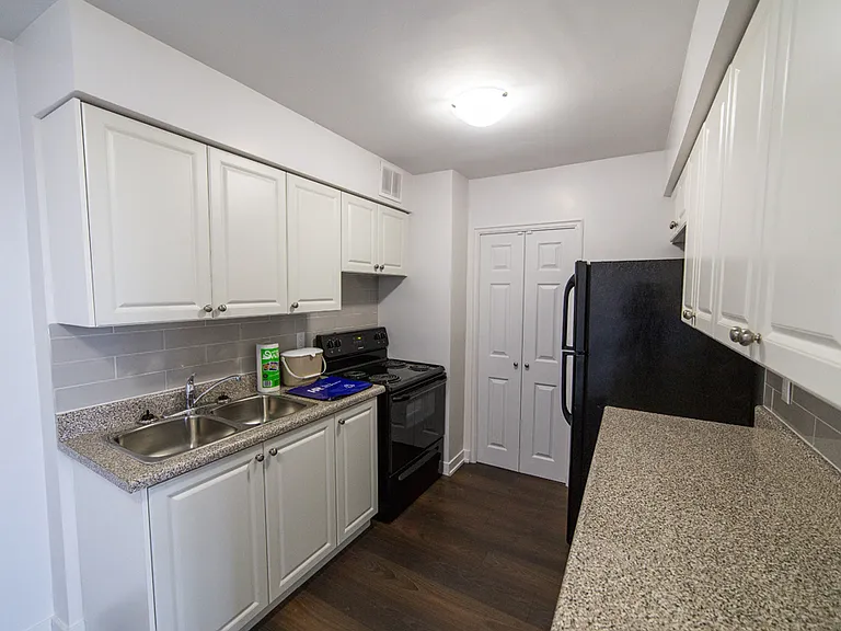 1407 Royal York Rd — Photo 11
