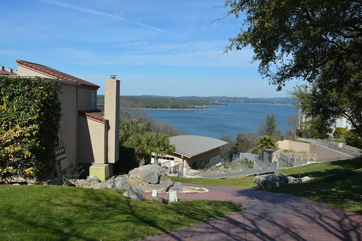 2 bed, 1160 sqft, $2,025 — Photo 3