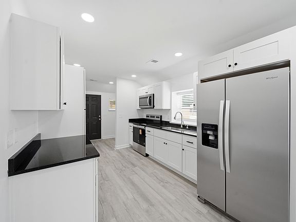4th image of 935 Eastman St