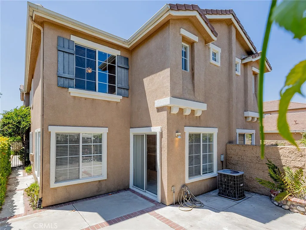 3 bed, 2.5 bath, 2085 sqft, $4,500 — Photo 3