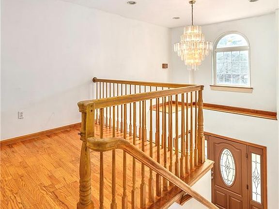 5th image of 542 Spring St