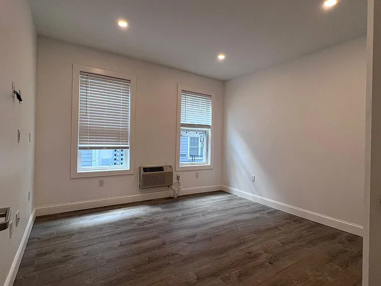CORPORATE EXECUTIVE HOUSING — Photo 11