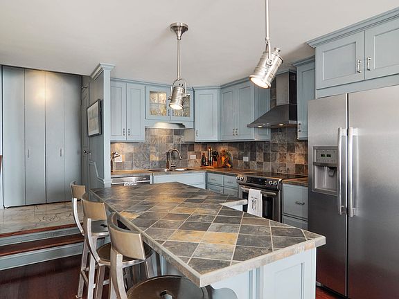 Eat-in Kitchen with Island & Breakfast Bar