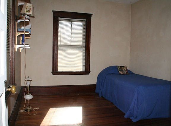 1st has 3 bedrms., on two levels...