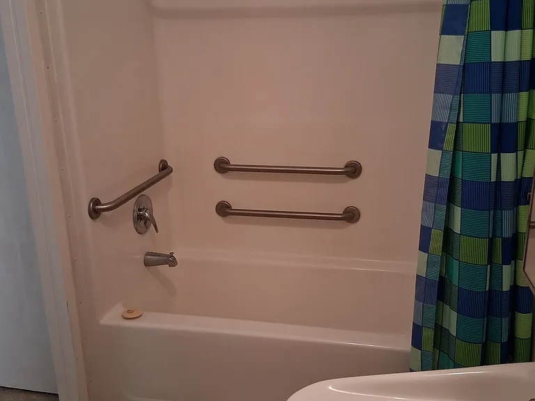 Handi-capable Bath Tub & Shower