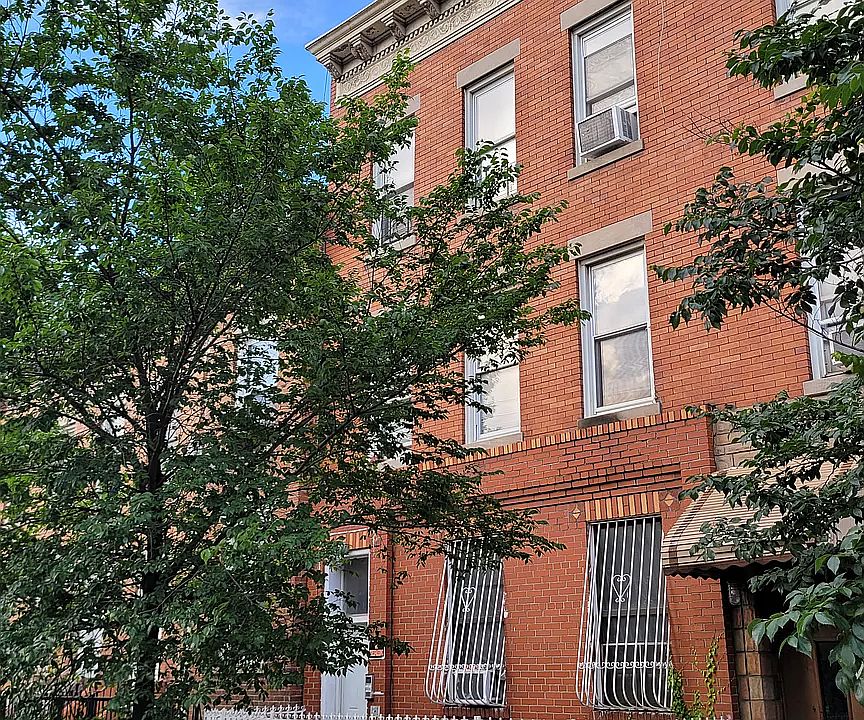 1st image of 985 Rogers Ave #1