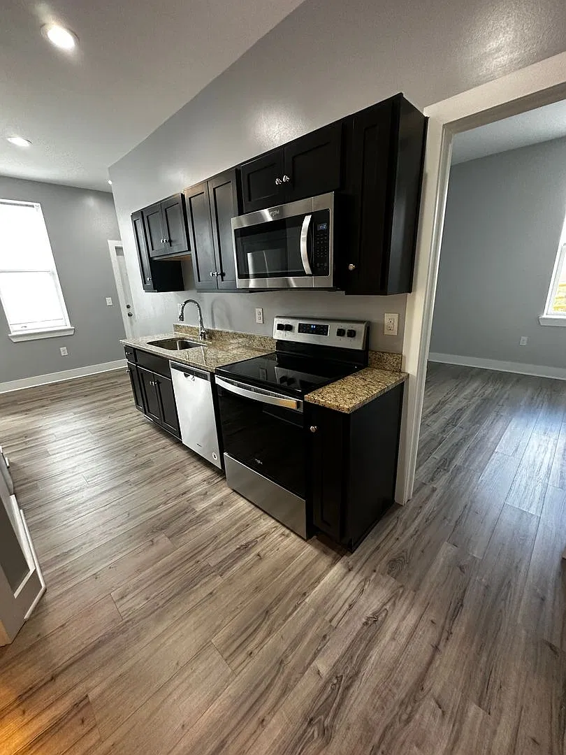 4632 Centre — Photo 1