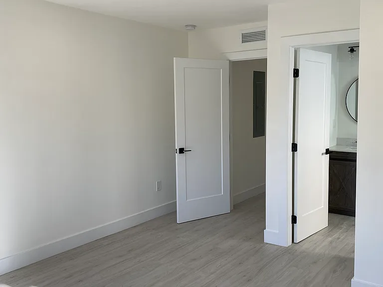 619 SW 3rd St — Photo 7