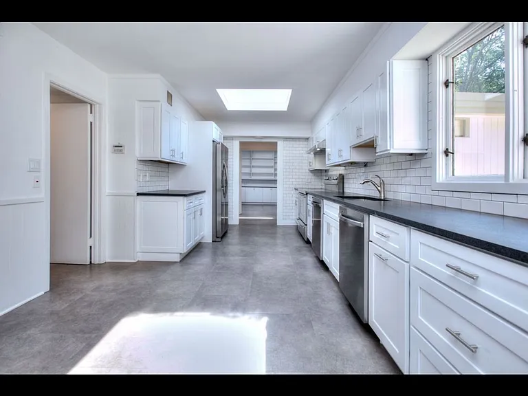 208 Bayberry Ln — Photo 4