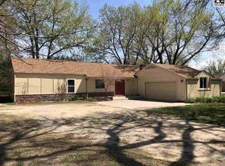 2904 N Meadowlake Dr, Hutchinson, KS 67502