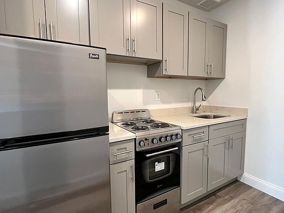 3rd image of 247 E 52nd St APT 5A