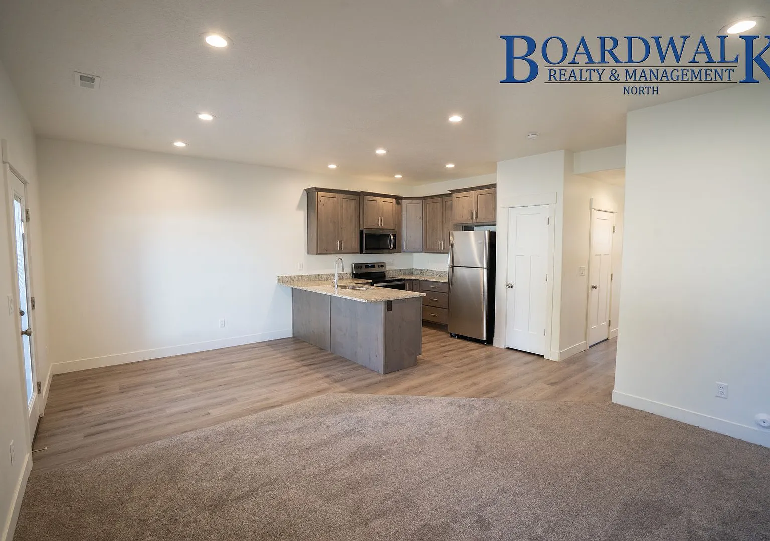 Great 3 Bedroom Townhome with Garage — Photo 1