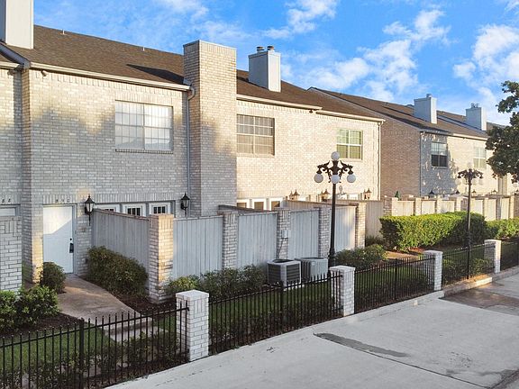 3rd image of 290 Wilcrest Dr