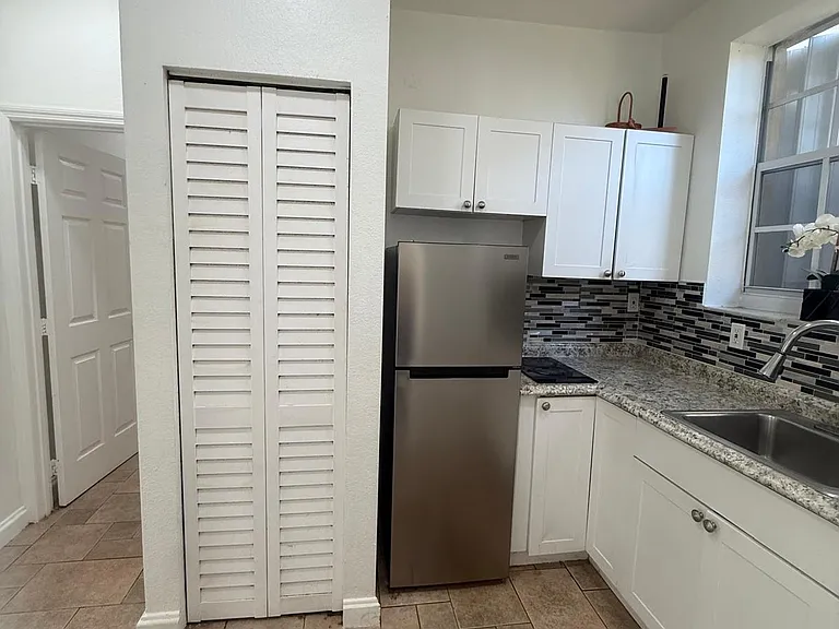 242 SW 15th Ave #A — Photo 6