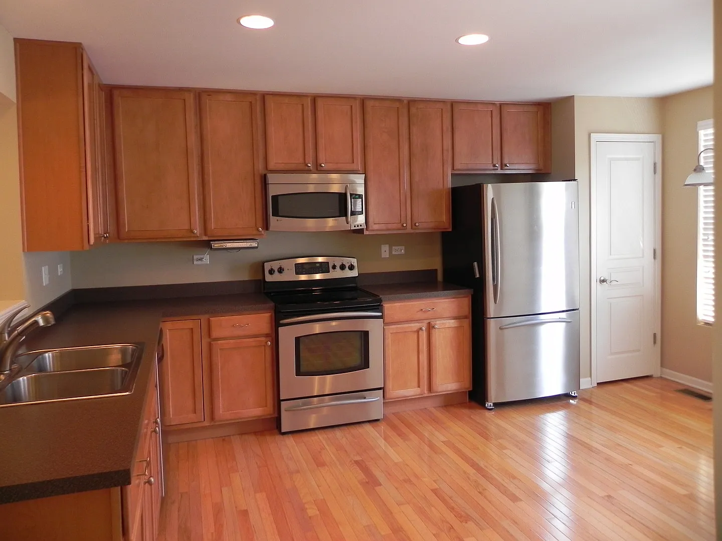 2 bed, 1.5 bath, 1500 sqft, $2,400 — Photo 2