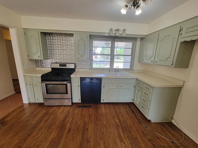 2300 N College Ave — Photo 4