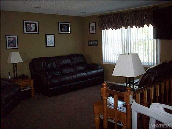 3rd image of 212 Oakhill Dr