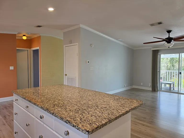 2921 Dupont St S — Photo 13