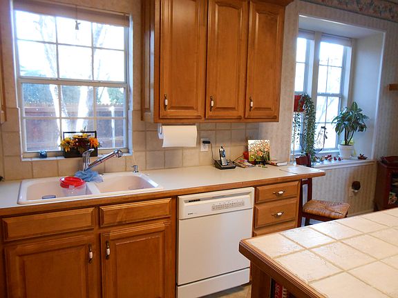 3rd image of 916 Ellison Park Cir