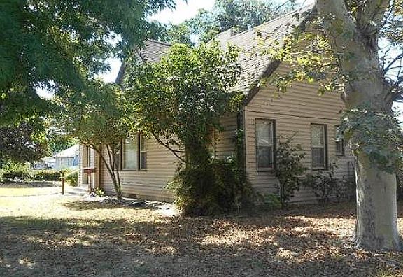 4th image of 1530 Drakeley Ave #A