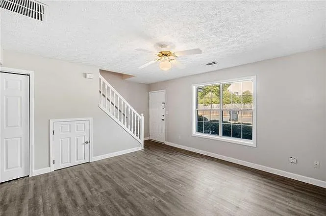 2 bed, 1.5 bath, 1000 sqft, $1,595 — Photo 2
