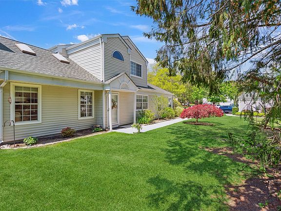 4th image of 77 Fox Ct