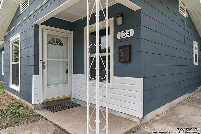 3 bed, 1.0 bath, 1112 sqft, $1,600 — Photo 2