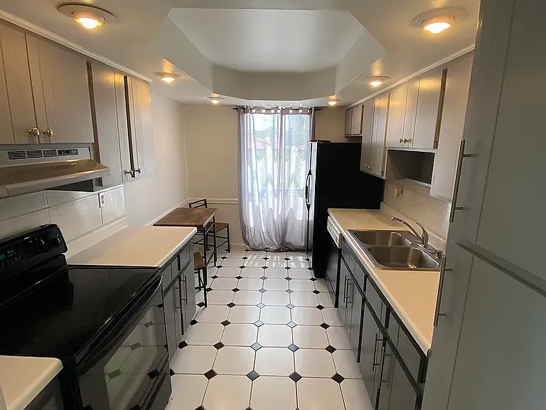 7601 Byron Ave — Photo 7