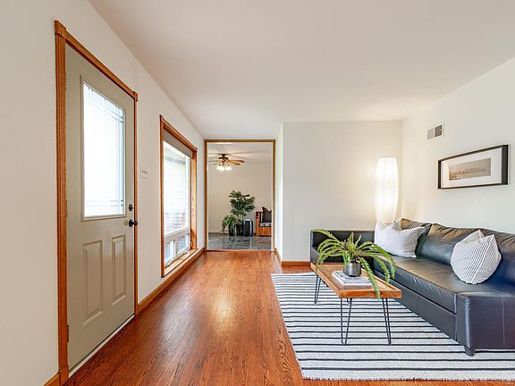 3rd image of 13 Country Squire Ln