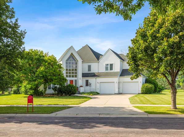 2878 Lilac Ln N, Fargo, ND 58102