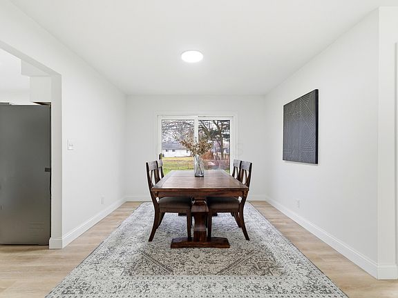 5th image of 1379 Crestwood Ave