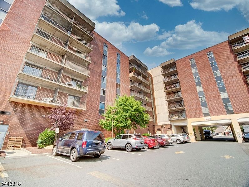 1st image of 10 N Wood Ave #623