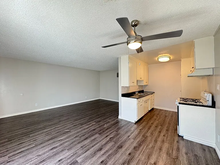 21827 Lanark St — Photo 11