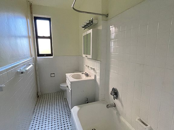 3rd image of 3200 Fairfield Ave Unit 3A
