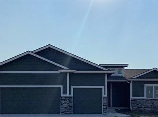 975 Spruce St, Waukee, IA 50263