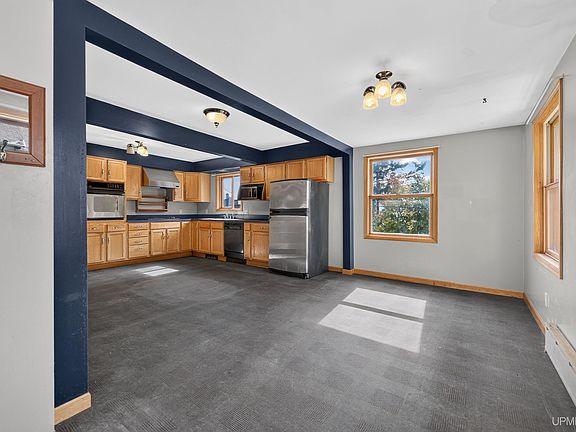 4th image of 820 Summit St