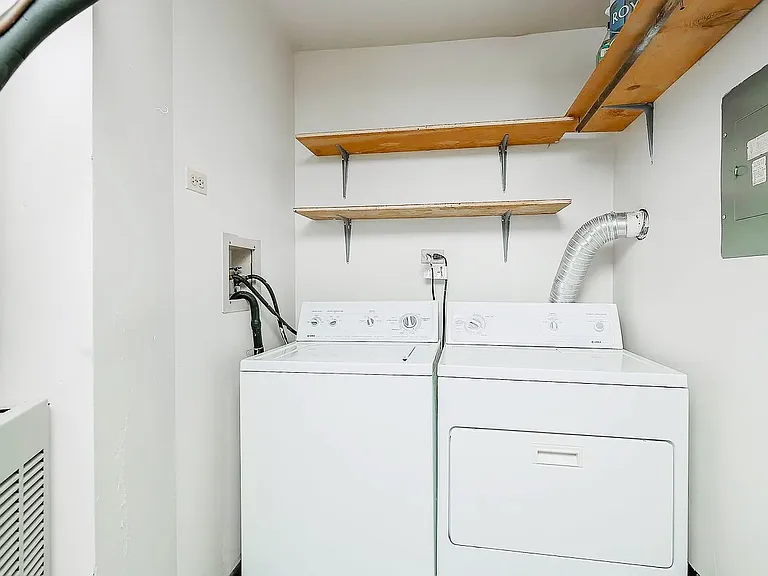 865 Sheldon Ct — Photo 1