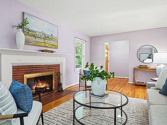 4th image of 130 Worden Ave