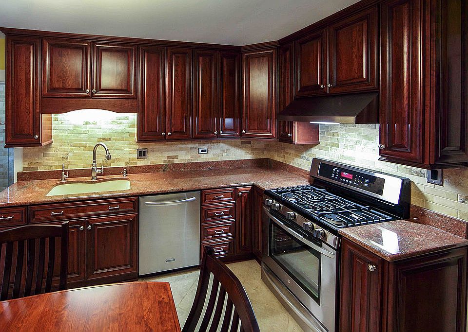 42" Cherry cabinets w/crown 