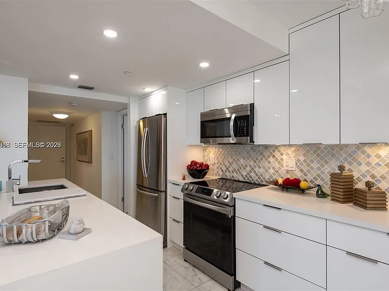 2555 Collins Ave #1400 — Photo 9