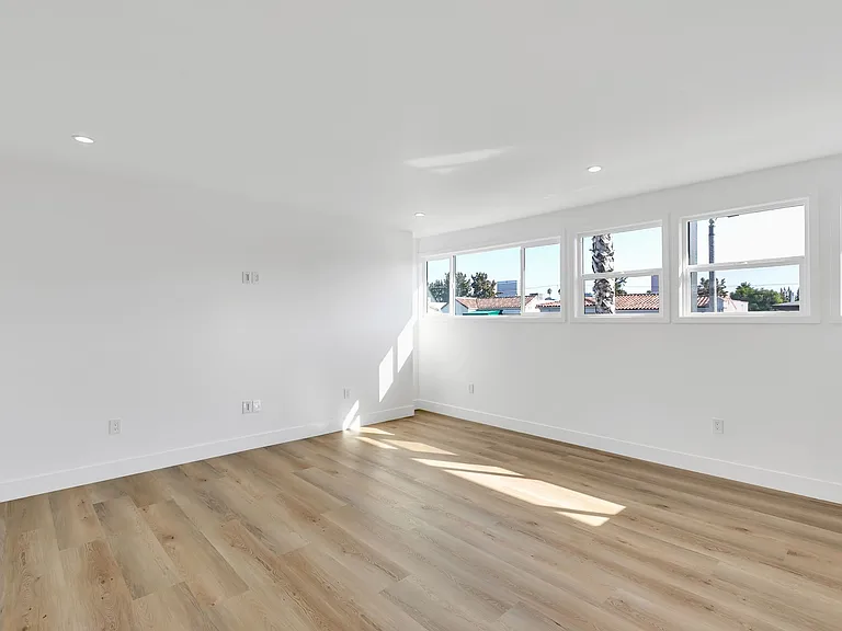 8355 Blackburn Ave — Photo 11