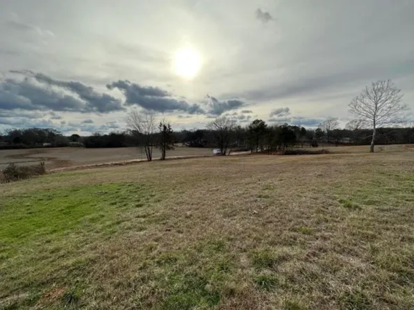 152 River Dr, Tuscumbia, AL 35674