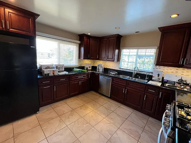 1102 Oakhorne Dr — Photo 1