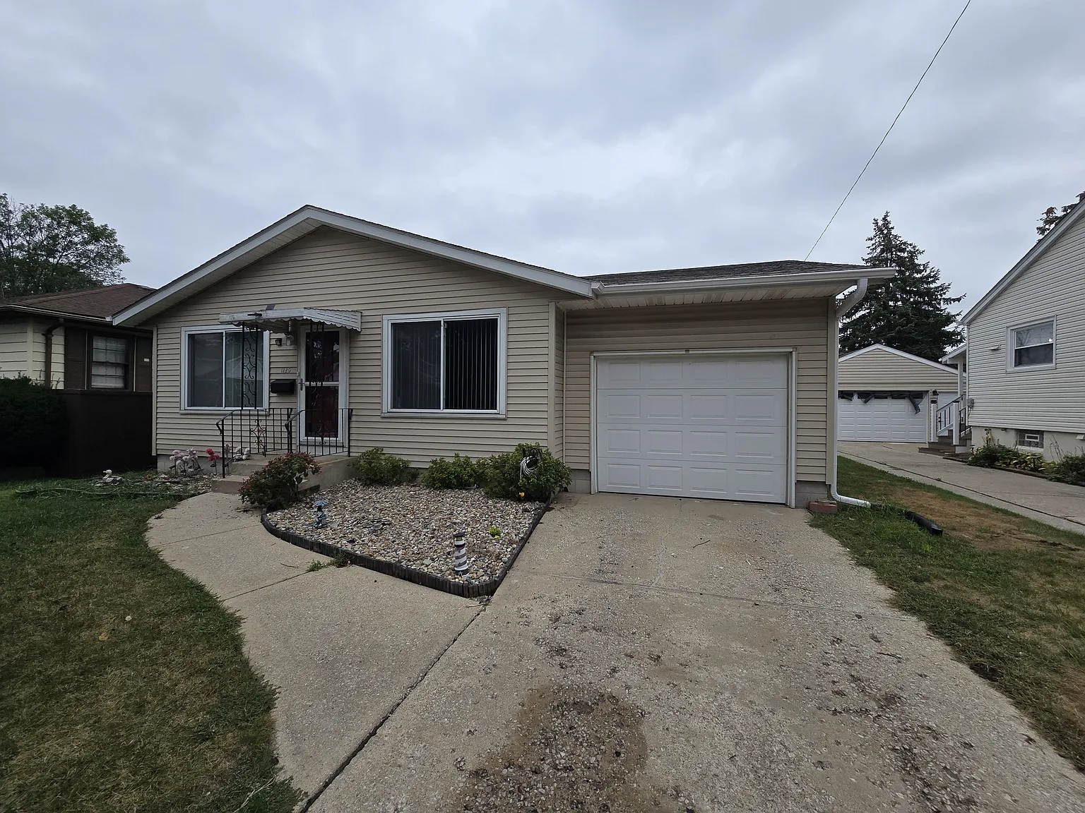 3 bed, 988 sqft, $1,600 — Photo 1