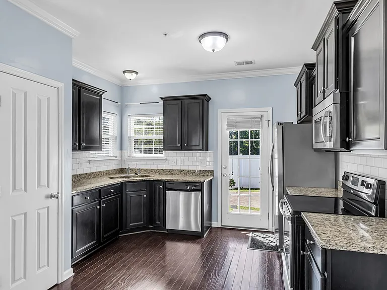 2031 Hemlock Dr #1 — Photo 8