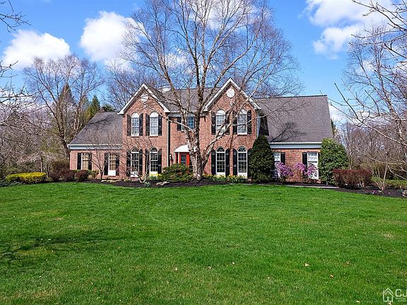 4th image of 18 Silverthorn Ln