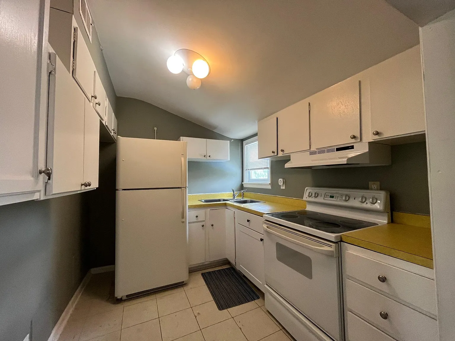 2 bed, 1020 sqft, $1,650 — Photo 2